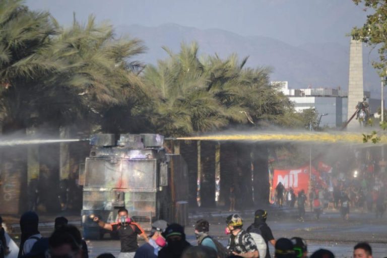 INDH enviará oficio a Carabineros para que explique composición de líquido amarillo en carro lanza aguas