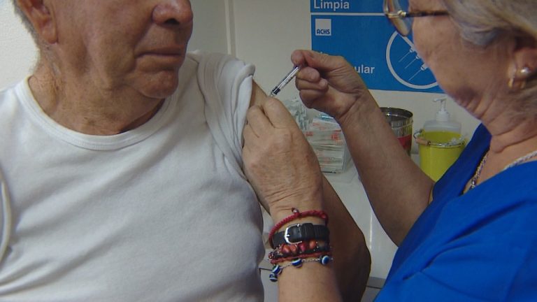 Tras alerta en Estados Unidos: Minsal amplió vacunación contra influenza y adelantó su entrega