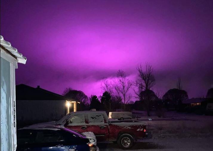 No es photoshop: El cielo se puso morado por culpa de un cultivo gigante de marihuana