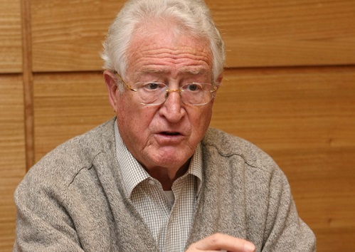 Lanzan a un cordero desde un helicóptero para que cayera justo dentro de una piscina