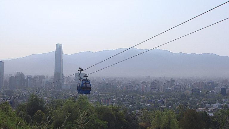 El cielo de Santiago vuelve a cubrirse con el humo que proviene de los incendios en Australia