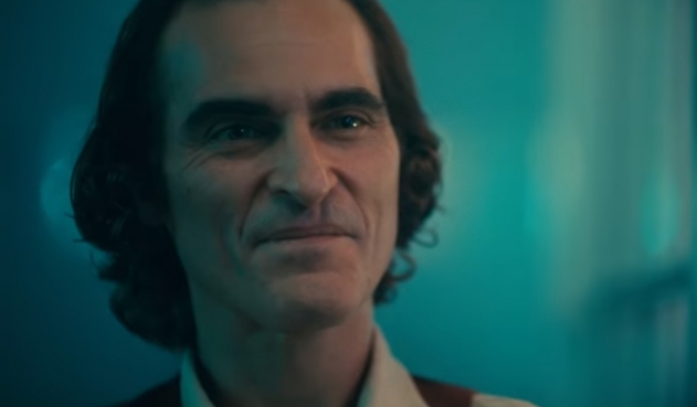 Animadora de TV se burló de Joaquin Phoenix y debió pedir disculpas por mofarse de quienes tienen labio leporino