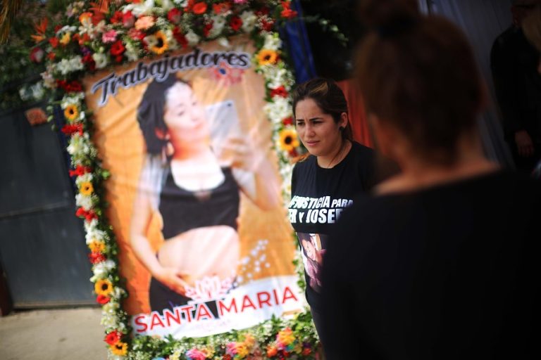Grupos feministas, seguidores del caso y familiares: Decenas de personas asistieron al Funeral de Fernanda Maciel