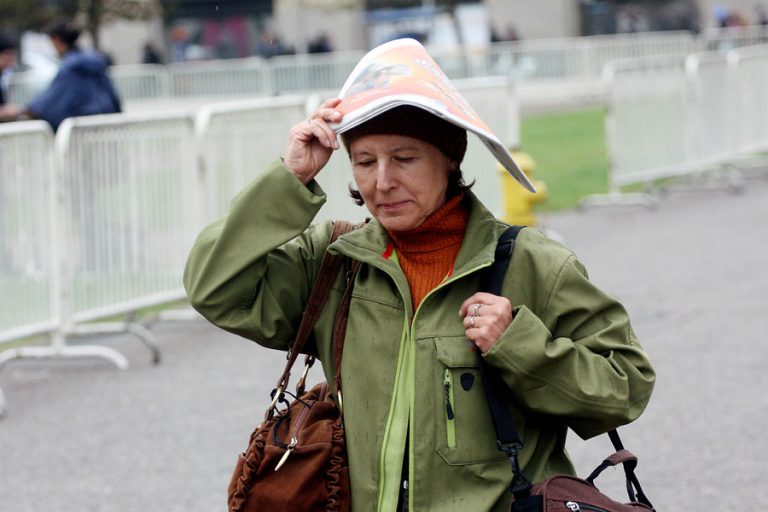 Capitalinos reportan tenues precipitaciones en distintos puntos de Santiago