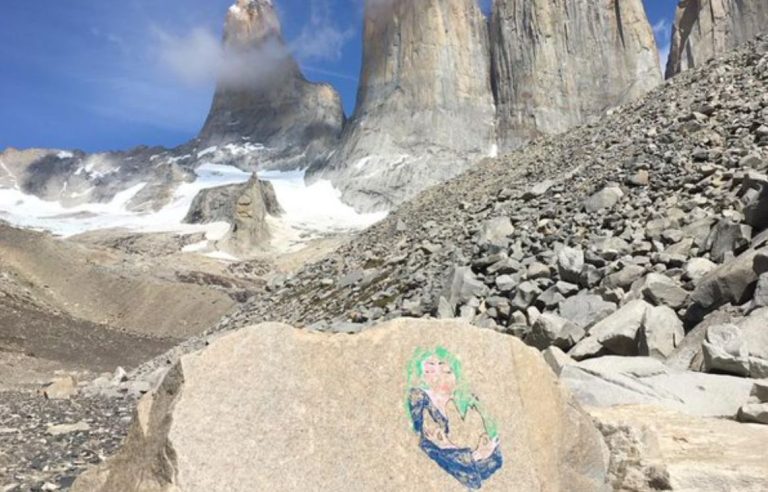 Expulsan a turista italiano de las Torres del Paine: Lo sorprendieron borrando nuevos dibujos