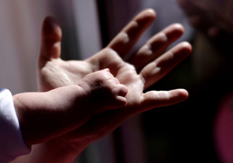 Bebé de 10 meses recibió el impacto de una bala perdida justo cuando su madre la paseaba en coche