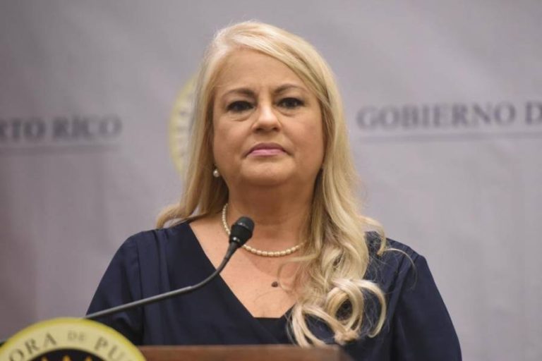 Puertorriqueños protestan y piden la renuncia de la gobernadora Wanda Vázquez tras escándalo de suministros