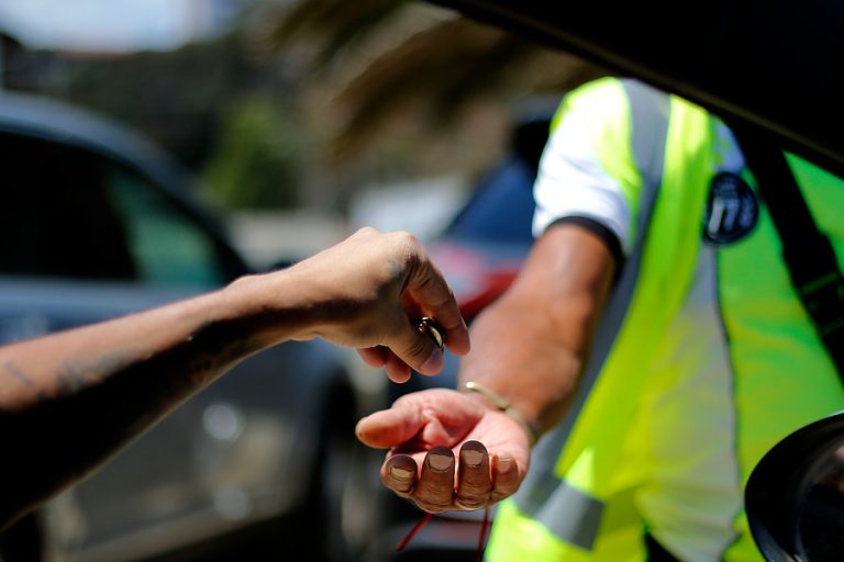 “Es como si fuera una playa privada”: Molestia entre veraneantes de Algarrobo por el precio de los estacionamientos