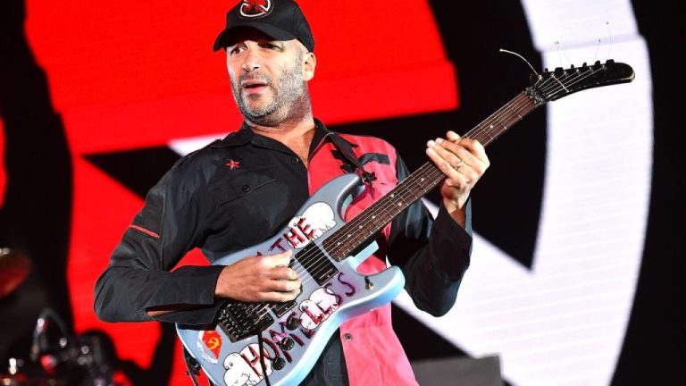 Tom Morello se encontró con un grupo de chilenos en California y posó con la bandera mapuche