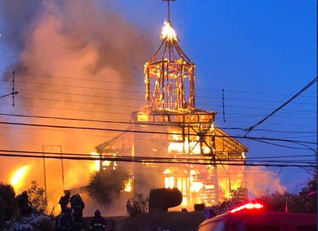 Incendio consumió por completo la histórica iglesia de San Francisco de Ancud