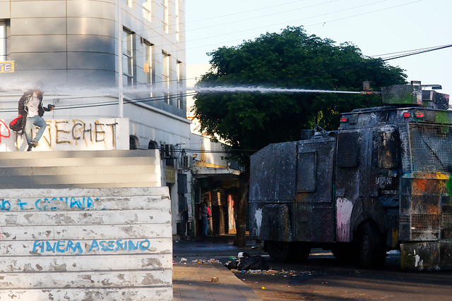 Carabineros se alista para duplicar flota de carros lanzaguas y lanzagases para marzo