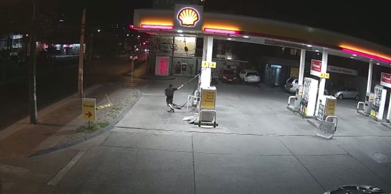 Hombre destrozó máquinas y vitrinas de una bomba de bencina: Repetía que era una “guerra contra el gobierno”