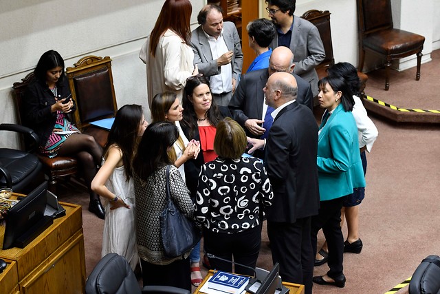 Senado rechaza propuestas de paridad de género en proceso constituyente