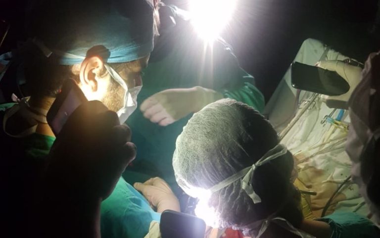 Acusan que en el Barros Luco se cortó la luz y terminaron operando con linternas de celulares