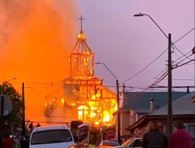 Detienen al presunto responsable del incendio que destruyó por completo la iglesia San Francisco de Ancud