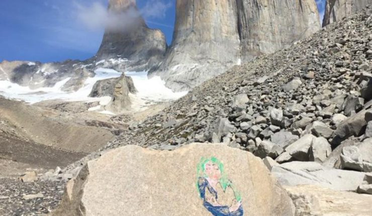 Turista italiana que realizó dibujo en las Torres del Paine abandonó el país