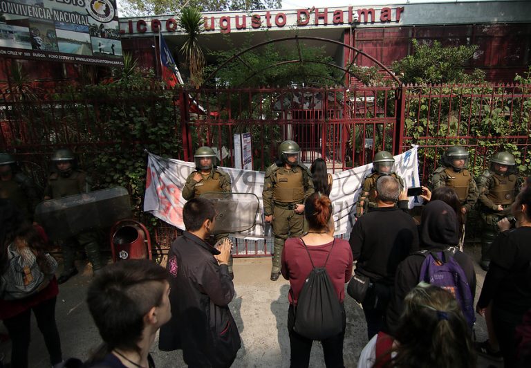 Las medidas que desplegará Carabineros para evitar funas y tomas en los recintos donde se rendirá la PSU