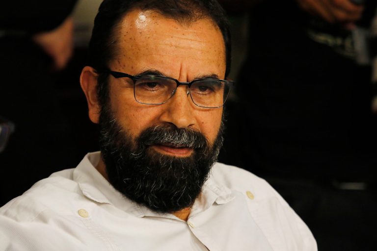 Hugo Gutiérrez publicó controvertido comentario en Twitter tras agresión a funcionarios de Carabineros