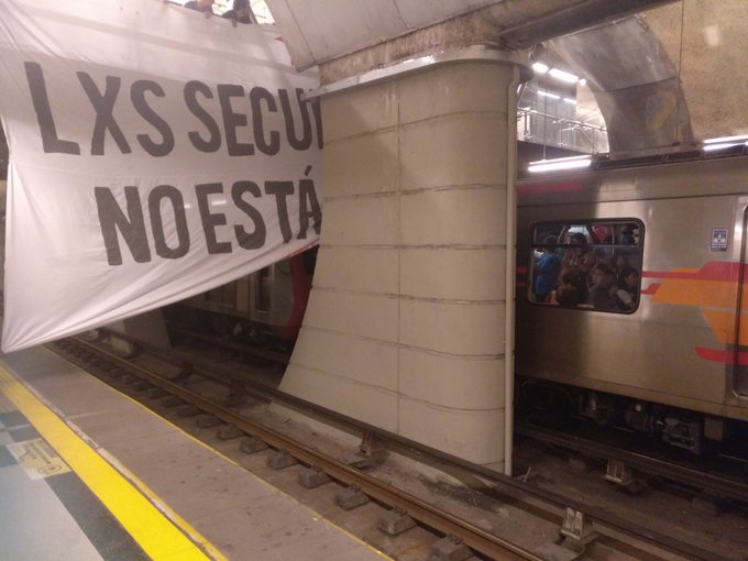 PSU: Secundarios protestaron en Plaza Egaña y el metro tuvo que cortar la luz