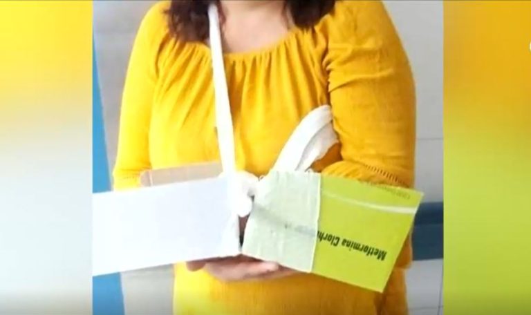 “Me sentí ridícula”: Cesfam inmovilizó el brazo de una paciente con cajas de remedio