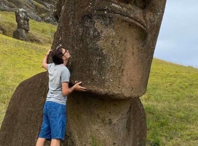 Indignación en Rapa Nui por turista que se sacó una foto abrazando a un moai