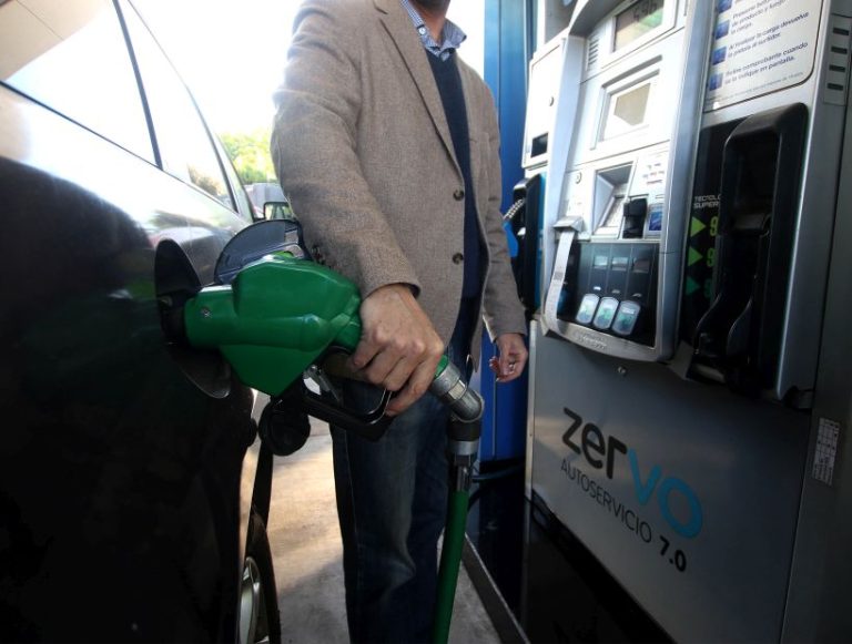 Precios de las bencinas vuelven a bajar tras 10 semanas de alzas consecutivas