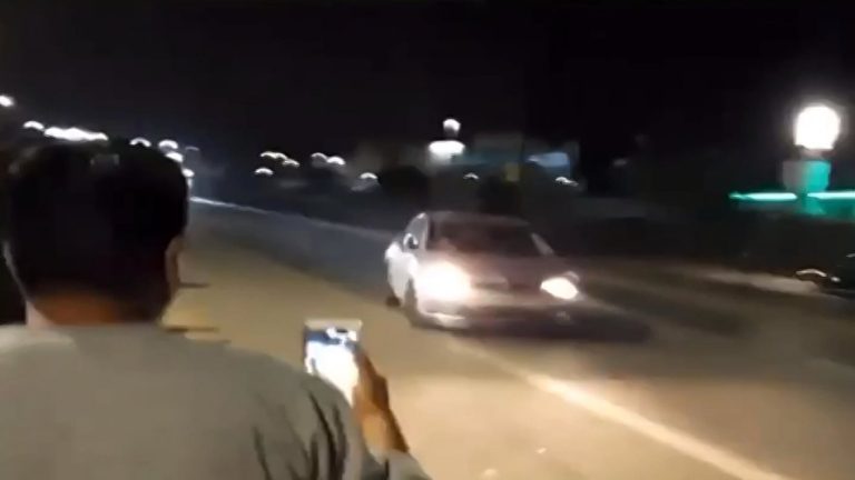 Conductor perdió el control en carrera clandestina: Chocó con auto que venía en sentido contrario