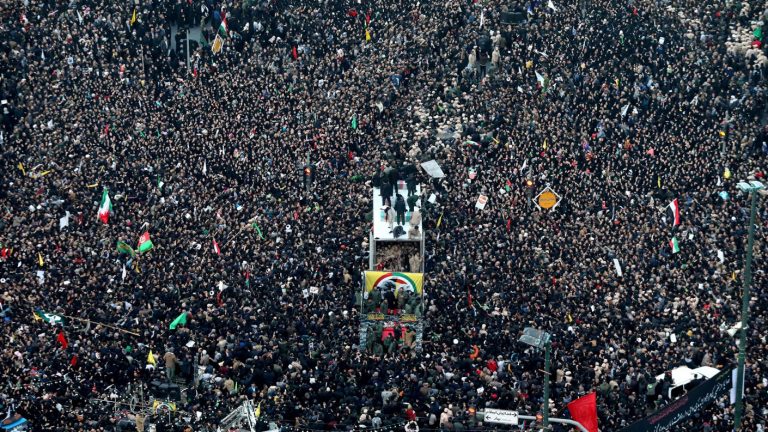 Multitud despide al líder militar iraní Soleimani en ceremonia fúnebre