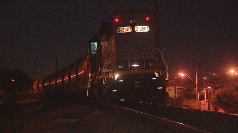 Un hombre murió y una mujer quedó lesionada al ser atropellados por tren de carga en Cerrillos