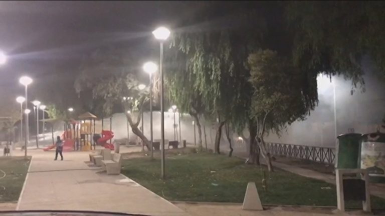 55° comisaría de Pudahuel fue atacada por quinta noche consecutiva: Dos carabineros resultaron heridos