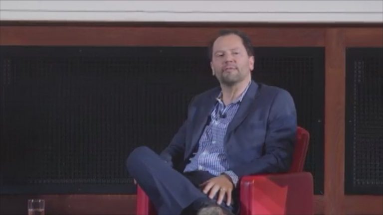 Conoce a Luigi Zingales, el economista de la U. de Chicago que critica duramente el capitalismo