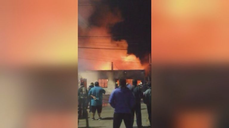 Hombre quemó la casa de su ex pareja con ella al interior: Tenía una orden de alejamiento por violencia