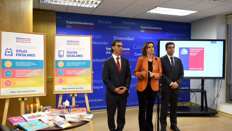 Denuncias a colegios por exigencias de textos, útiles y uniformes disminuyen un 65% en los últimos 5 años