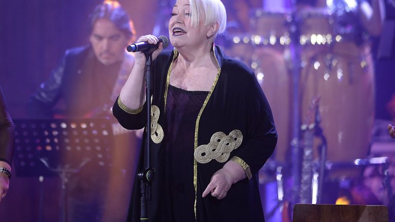 Cantante de Mocedades sufre caída en el escenario del Huaso de Olmué