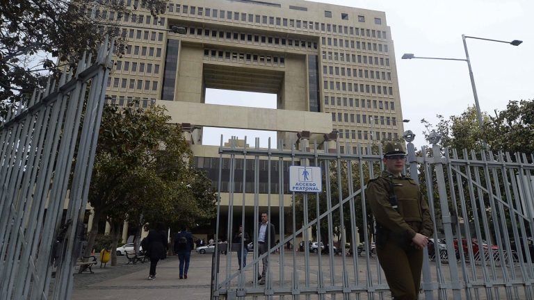 Insólito: Ladrón roba celular a turista y se esconde en el Congreso