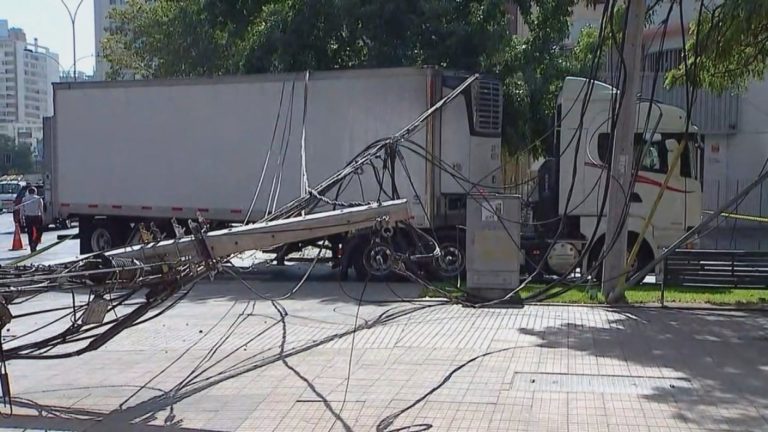 Camión derribó 10 postes en Ñuñoa y dejó a cientos de vecinos sin luz