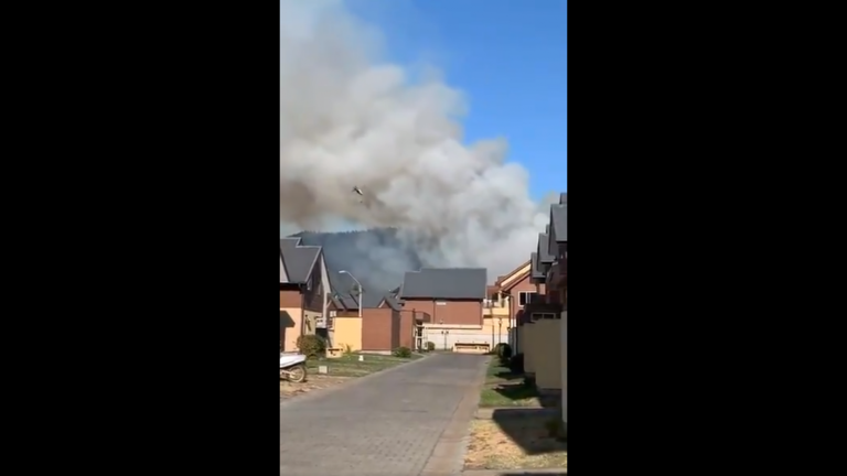 Decretan alerta roja: Incendio forestal del cerro Manquimávida en Chiguayante amenaza a sectores habitados