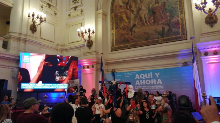 Manifestantes de la primera línea irrumpieron en el Foro Latinoamericano de DD.HH.