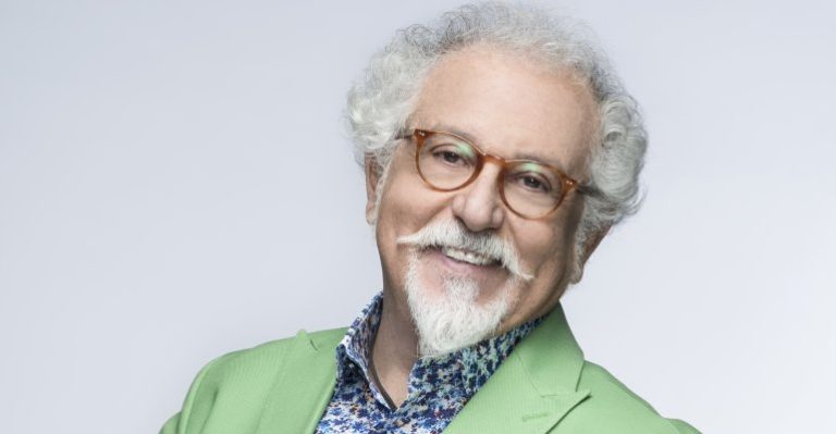 Dejó atrás los rulos: Ennio Carota luce irreconocible con nuevo corte de pelo