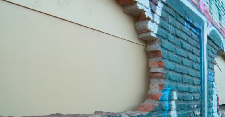 Nueva noche de saqueos: Destruyen muros para entrar a supermercado de Peñalolén