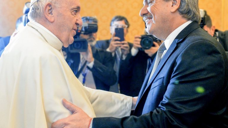 Alberto Fernández se reunió con el Papa Francisco: Se regalaron libros y hablaron de la situación de Argentina