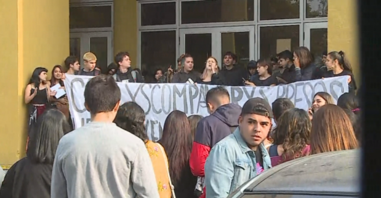 Grupo de estudiantes bloqueó ingreso a local de rendición de PSU en Ñuñoa