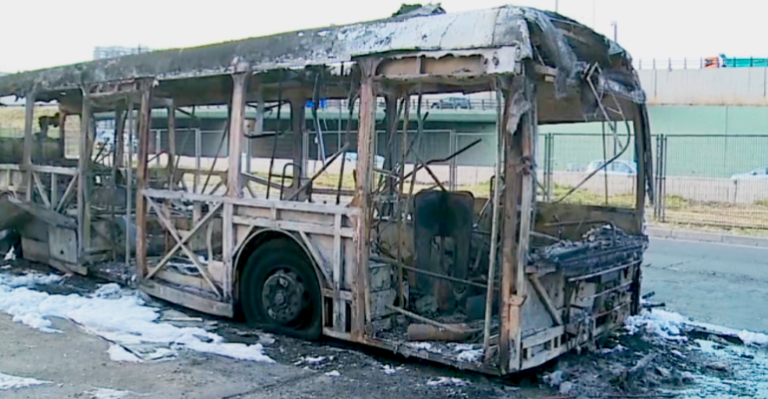¿Falla mecánica? Bus del Transantiago se incendió en Independencia