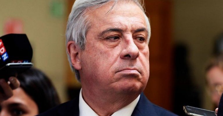 Funcionaria de Hospital Barros Luco que iluminó cirugía: “Deberían despedirlo, como ministro no sirve”