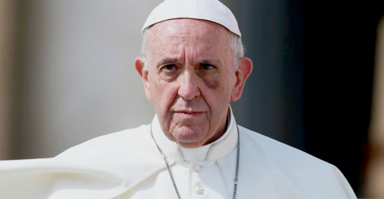 Papa Francisco se disculpó por manotazo a mujer que lo tironeó