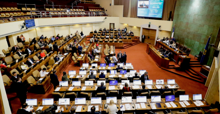 De un mes a tres semanas: Propuesta de diputado busca reducir vacaciones en el Congreso