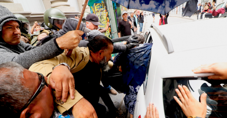 Le tiraron huevos y la insultaron: Alcaldesa Virginia Reginato funada tras declarar por acusación de notable abandono de deberes