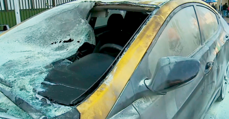 Taxista culpó a conductores de aplicaciones por ataque que terminó con su vehículo completamente quemado