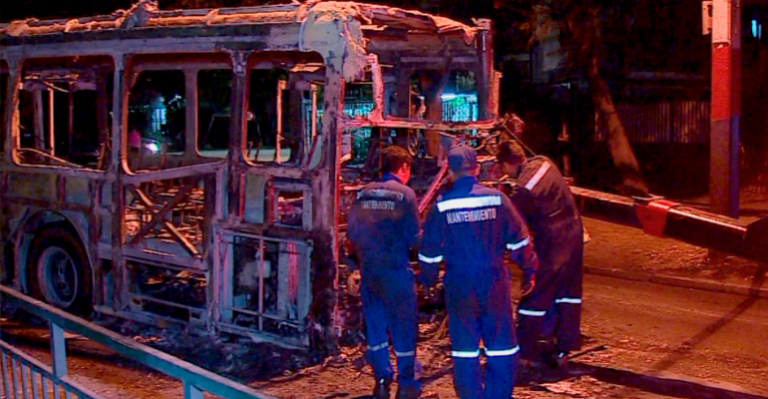 Bus del Transantiago quedó completamente destruido tras ataque incendiario