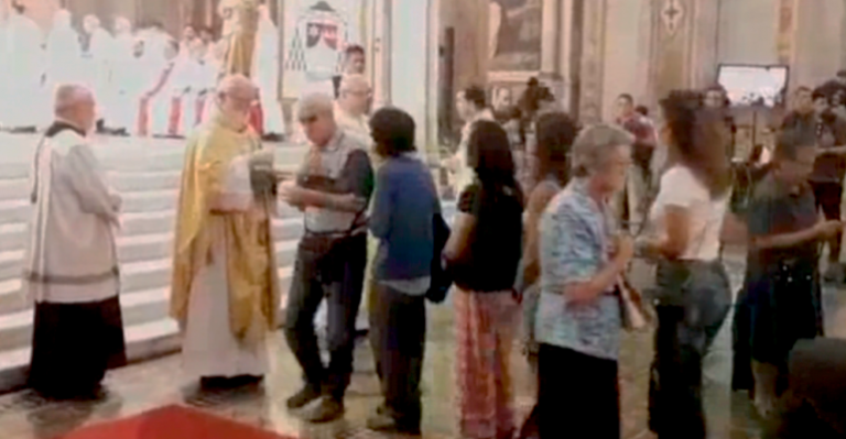 Manifestantes dejaron restos de bombas lacrimógenas durante misa en Catedral Metropolitana